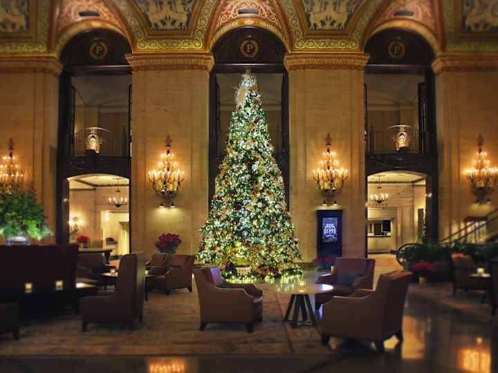 따뜻한 조명이 있는 로비의 크리스마스 트리