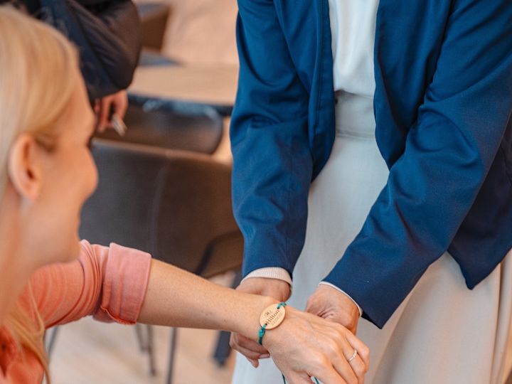 Stay connected wristband