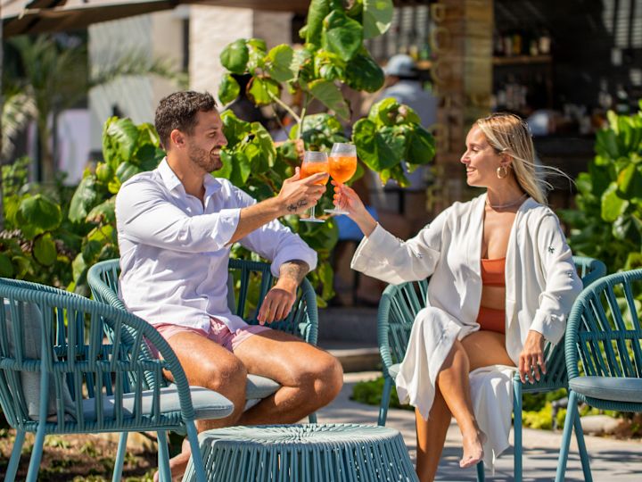 mies ja nainen istumassa alas juomaan