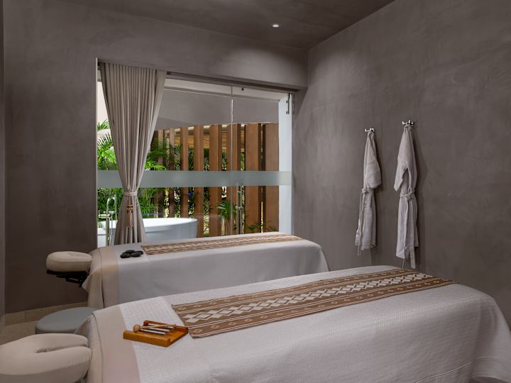 salle de massage pour couples avec une grande fenêtre