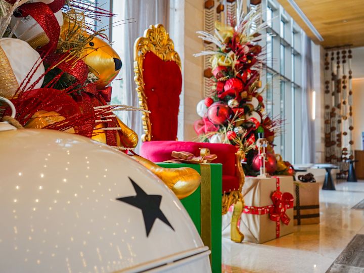 โบว์เบิลขนาดใหญ่และเก้าอี้สําหรับซานต้านั่งใน