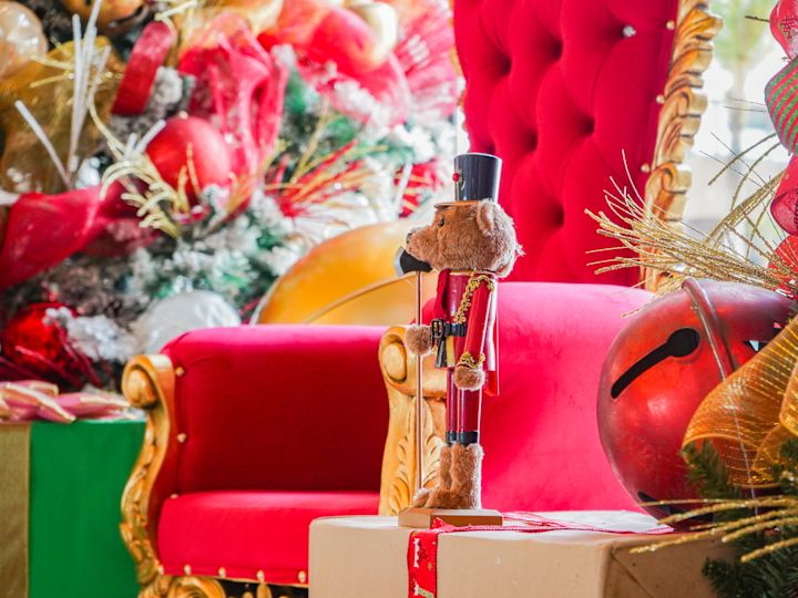 ตุ๊กตาหมีแต่งกายเหมือนเครื่องบีบถั่ว