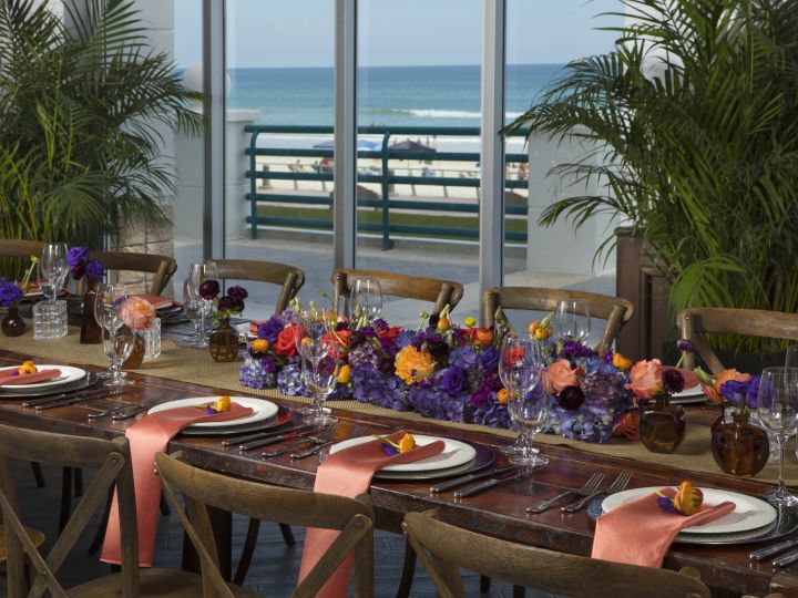 Okyanus Manzaralı Banket Masası Düzeni