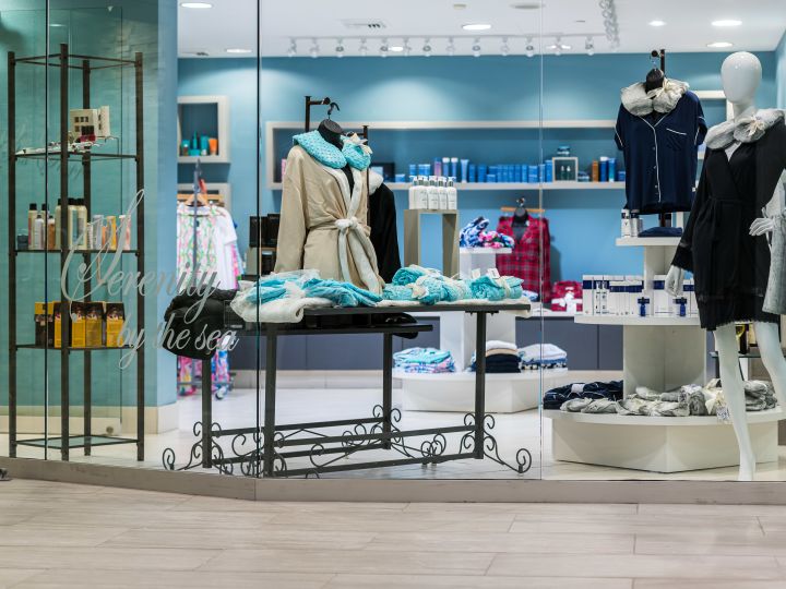 منتجات التجميل في النافذة