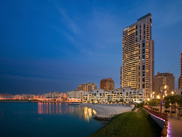 夜のホテル外観