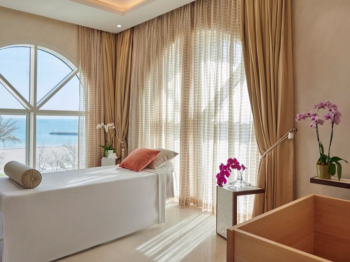 Massagetisch mit Handtuch