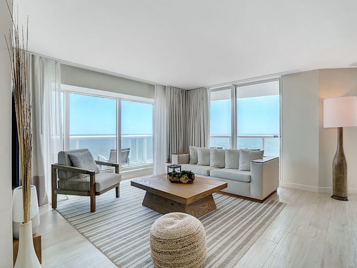 منطقة المعيشة وبها مجالس مريحة