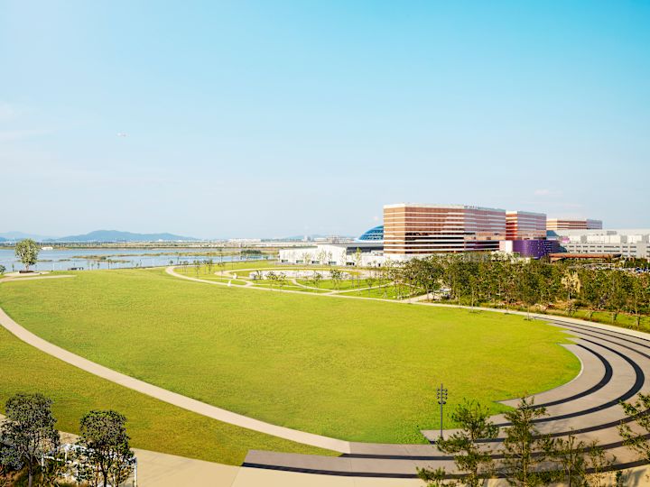 건물을 배경으로 풀 공간이 있는 넓은 공원 공간