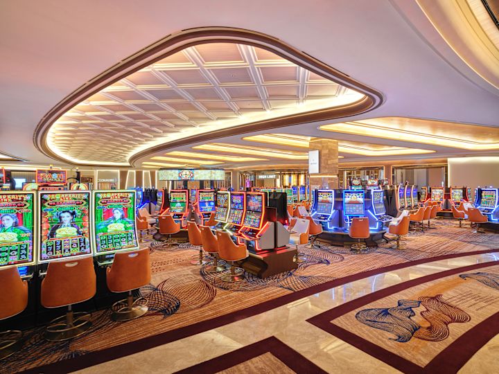 أرضية كازينو مجهزة بمقاعد ومجموعة متنوعة من ماكينات المقامرة