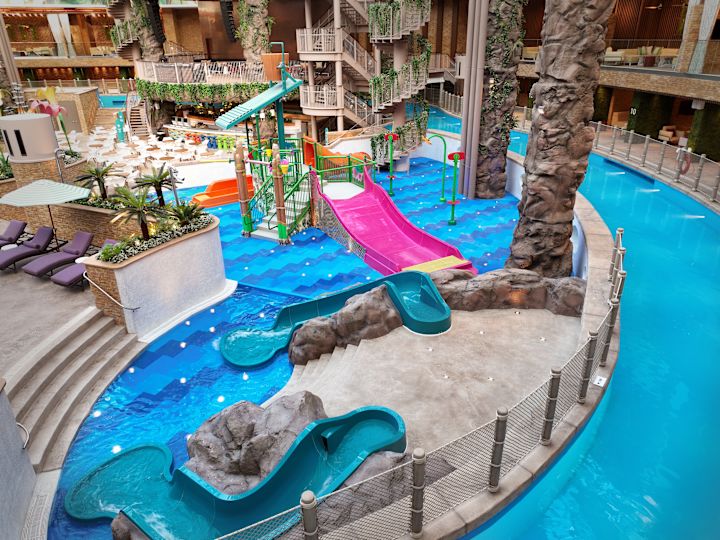 設有滑梯、樓梯及樹木的兒童遊樂場