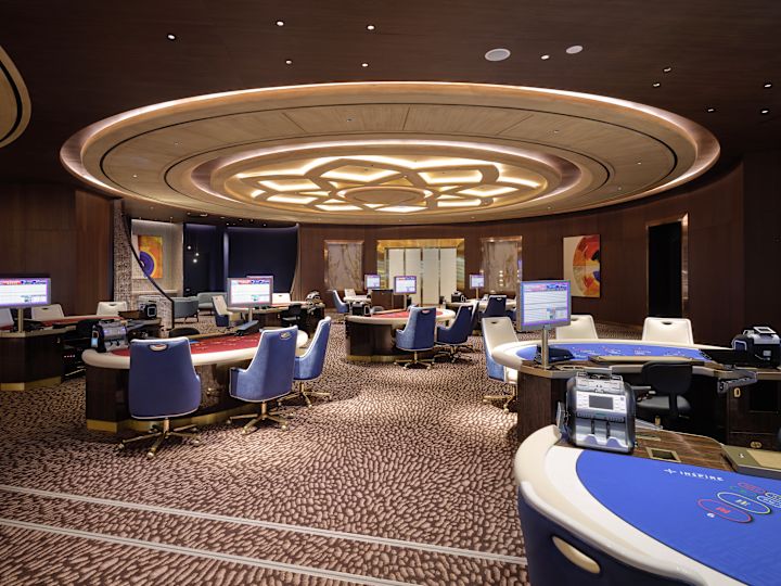 كازينو مجهز بطاولات ألعاب الورق وأجهزة