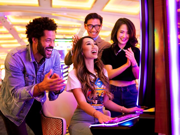 personnes jouant au casino