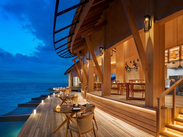 outdoor dining by water