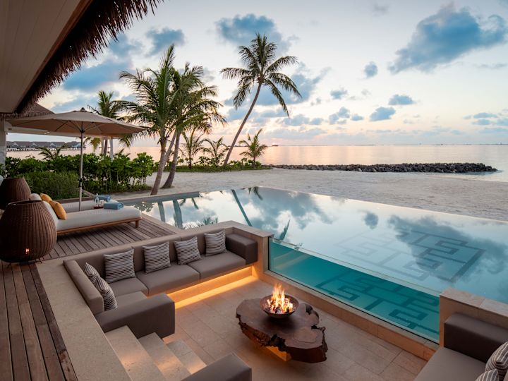 бассейн отеля с зоной отдыха в полу