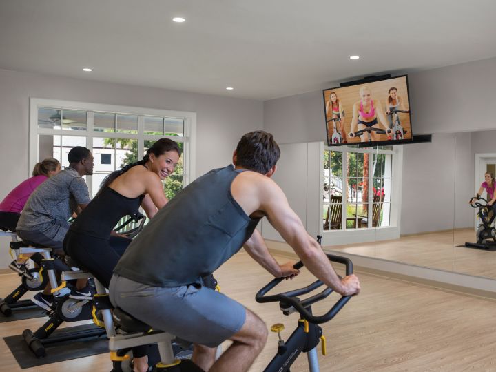 Persone in sella a biciclette fisse