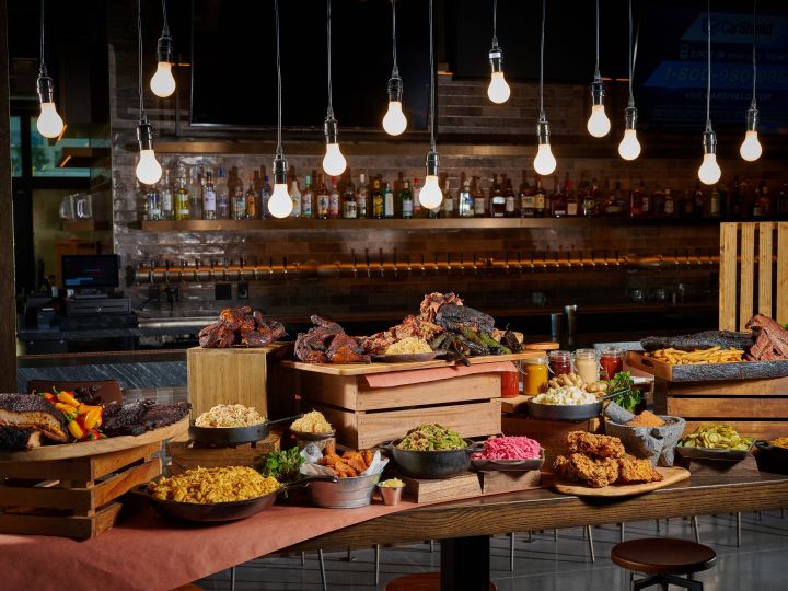 在Black Drum酒吧前摆放的各种熏制肉类