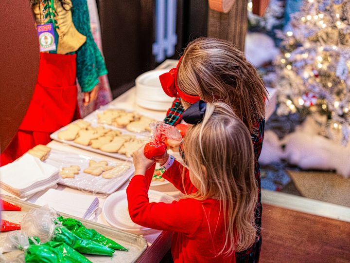 kids decorating cookies