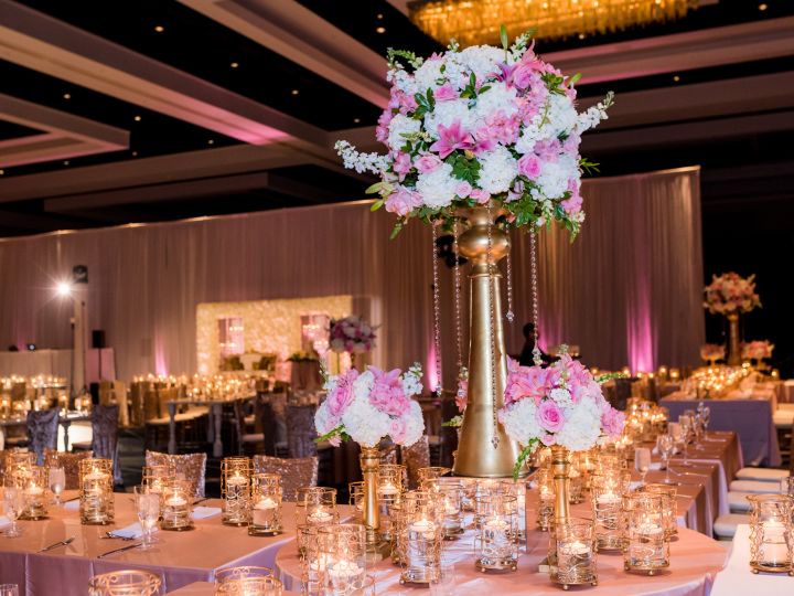 сватбени приемни маси с цветя и свещи