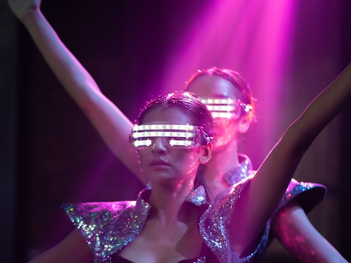 femmes portant des verres avec des lumières