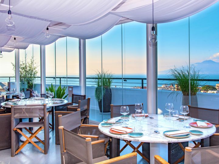 J Restaurant with views to the ocean