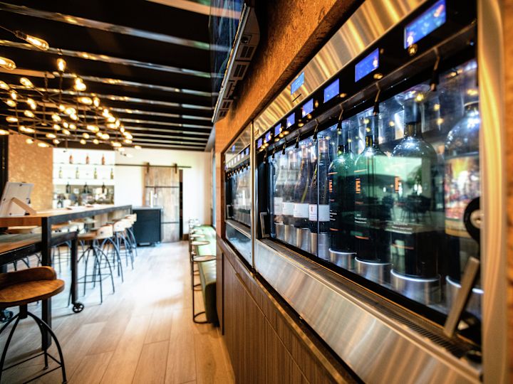 费斯帕克品酒室墙壁的特写，座位包括高桌和凳子