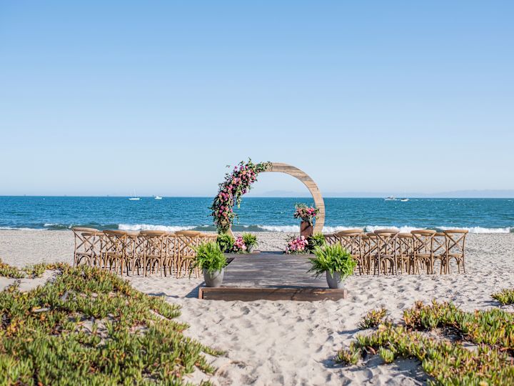 海滩景观，婚礼布置包括椅子和花卉