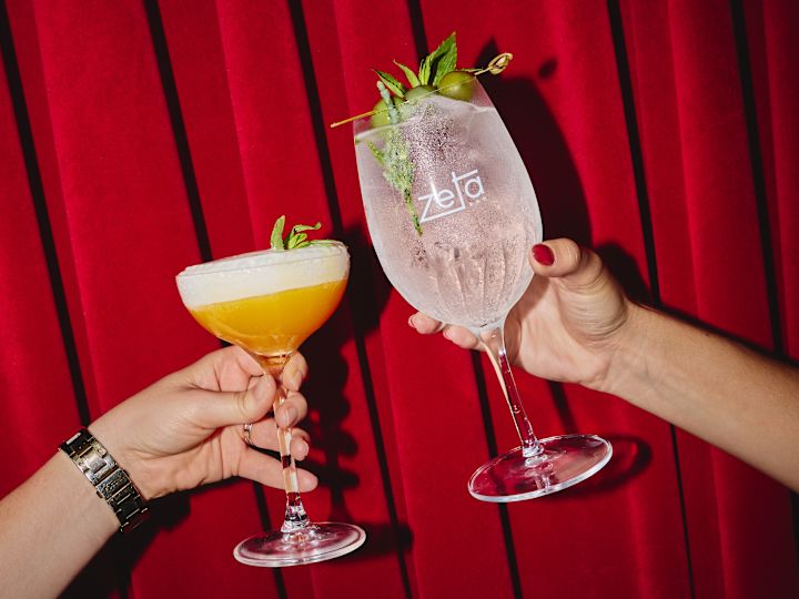 Des verres à cocktails sont servis au Zeta Bar