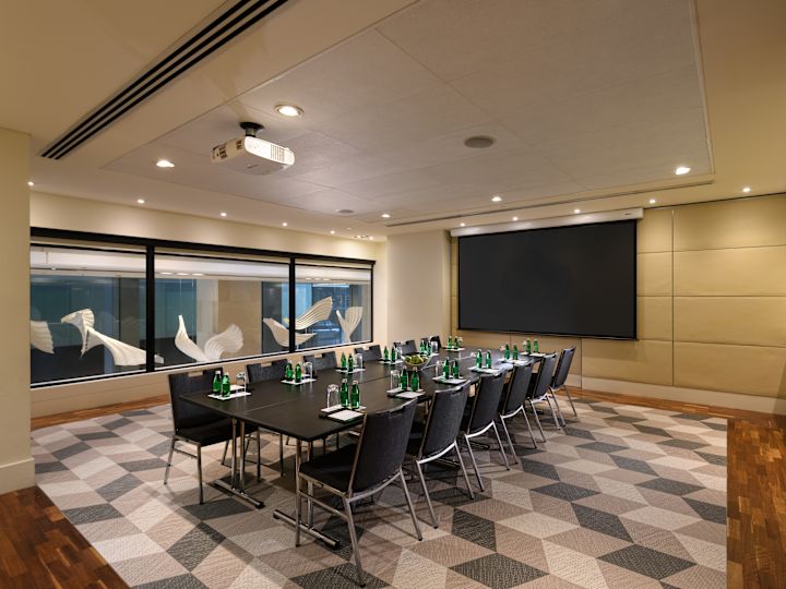 Tables et chaises aménagées dans la salle de réunion