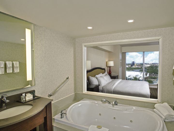 King Room with Whirlpool US Fallsview