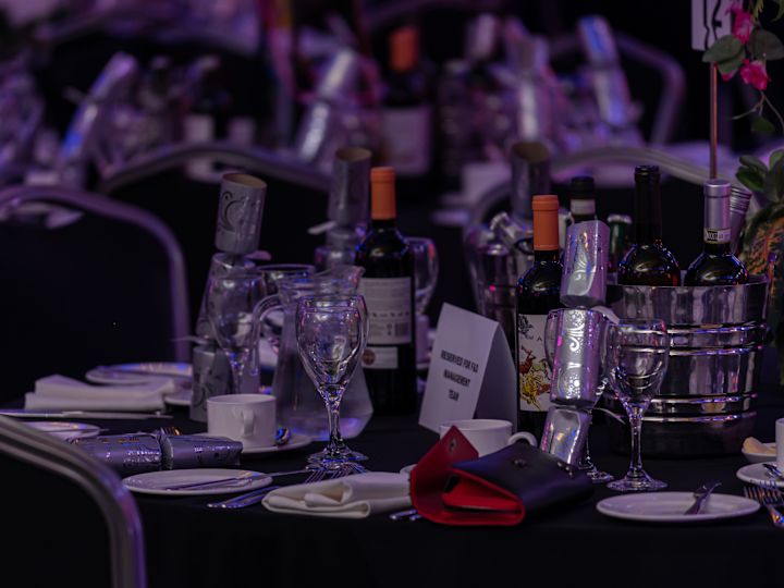 pengaturan meja bundar untuk bersantap