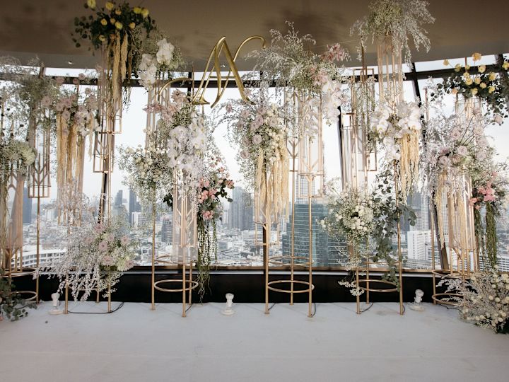 ピンクと白の花で飾られたお部屋から、市街のパノラマビューをお楽しみください。ウェディングに最適です。