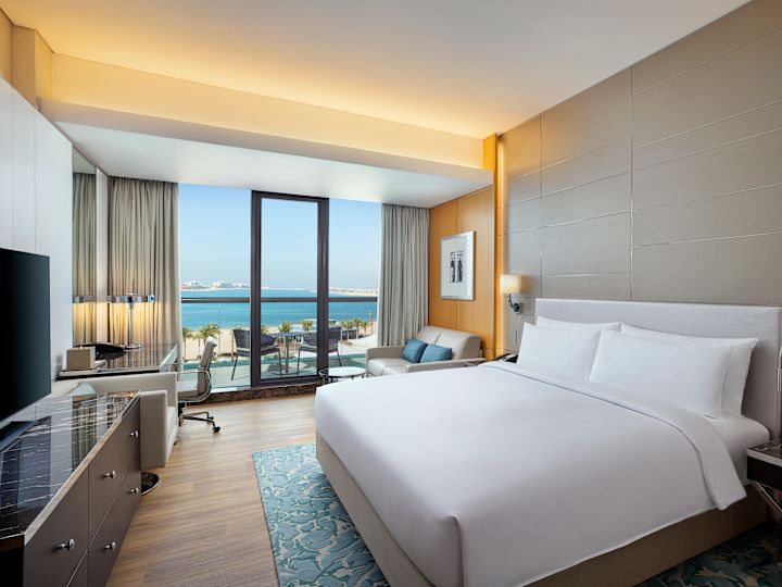 Chambre avec très grand lit et vue sur la palme