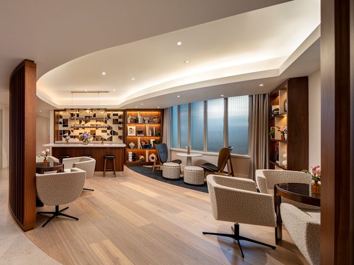 Espace d'arrivée pour les réunions avec des sièges confortables