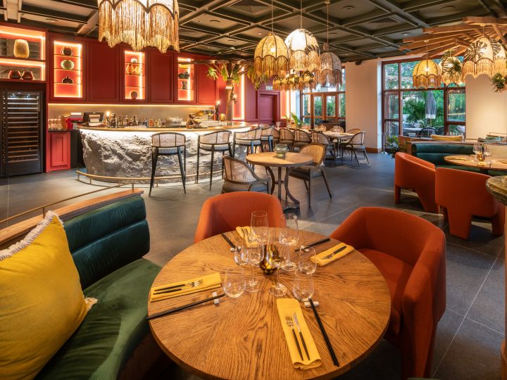 Restaurant thaïlandais au gingembre avec tables et chaises