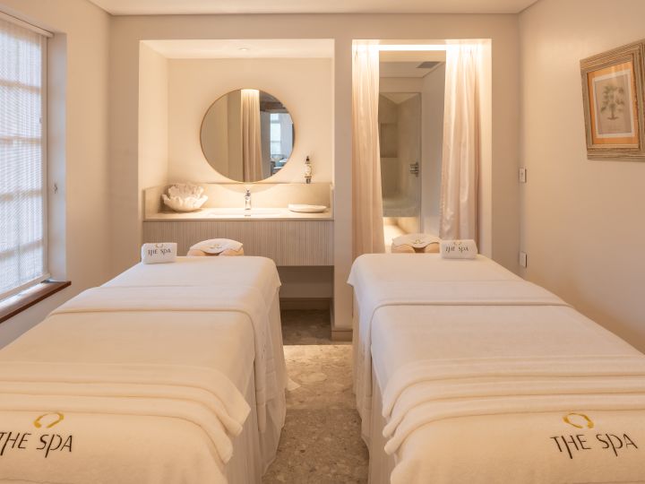 Tables de soins de spa dans une chambre avec miroir et vasque