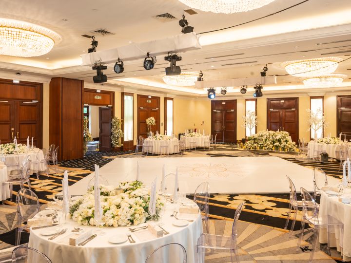 Configuration pour une réception de mariage avec tables rondes et chaises