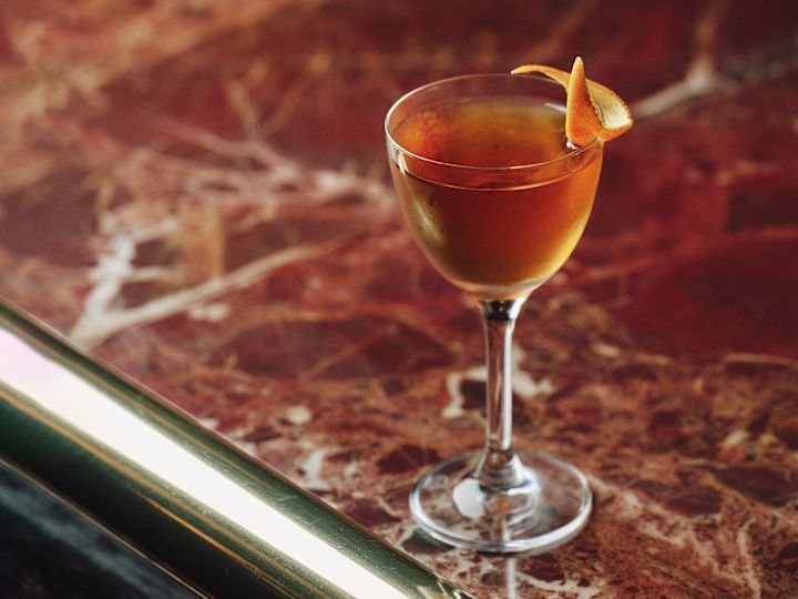 bar en marbre, cocktail spécial à l'orange avec une touche d'orange