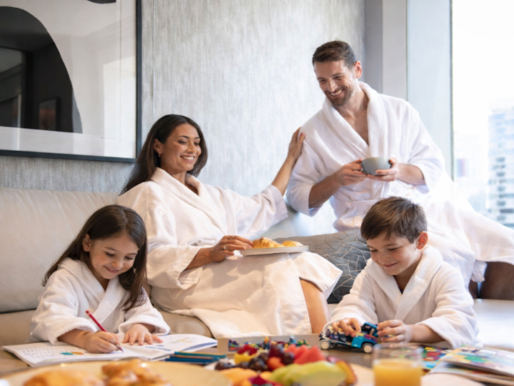 Familie cu mic dejun într-o cameră de oaspeți