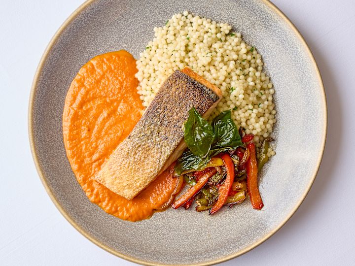 Service de repas en chambre, saumon croustillant sur assiette