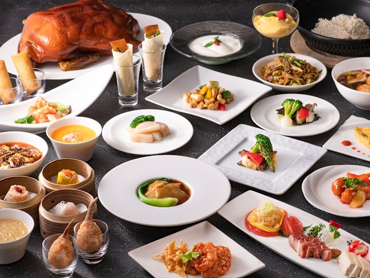 cita rasa hidangan utama dan hidangan penutup santap malam dinasti