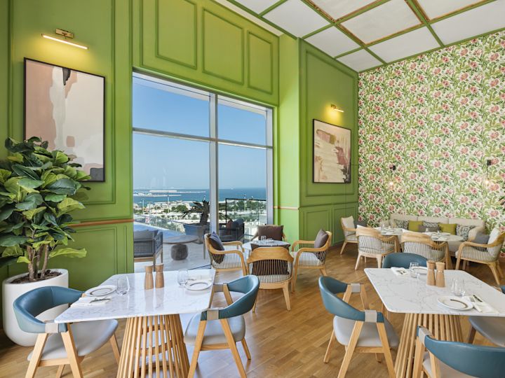 レストラン「ホライゾン」のダイニングエリアとウォータービュー