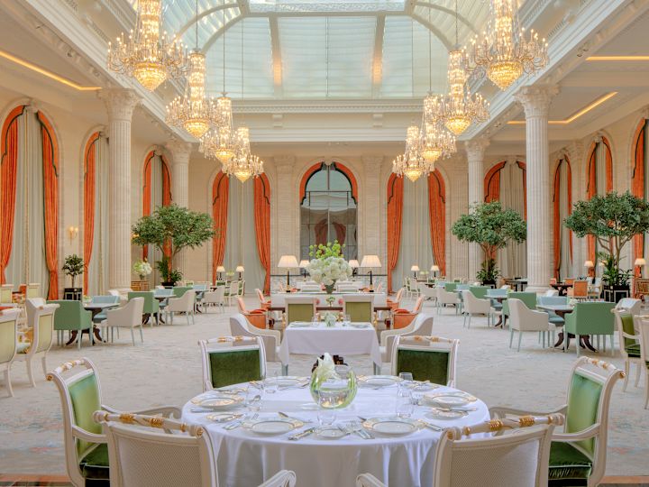 テーブルと椅子を備えたレストランエリア