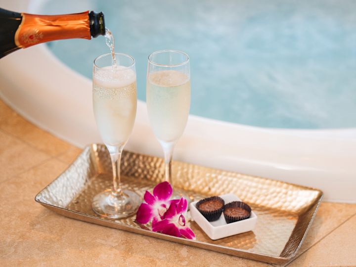 「Spa Ka La‘i」のバスタブのそばにある軽食と飲み物のトレイ