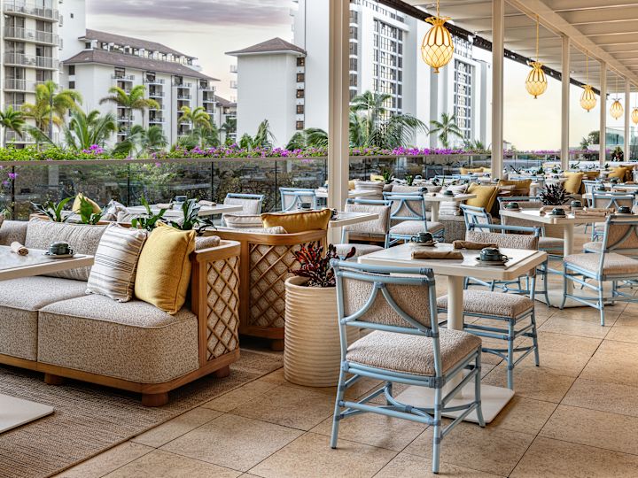 Zonă de luat masa în terasa restaurantului Bloom