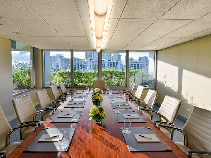 Boardroom mit Tischen und Stühlen