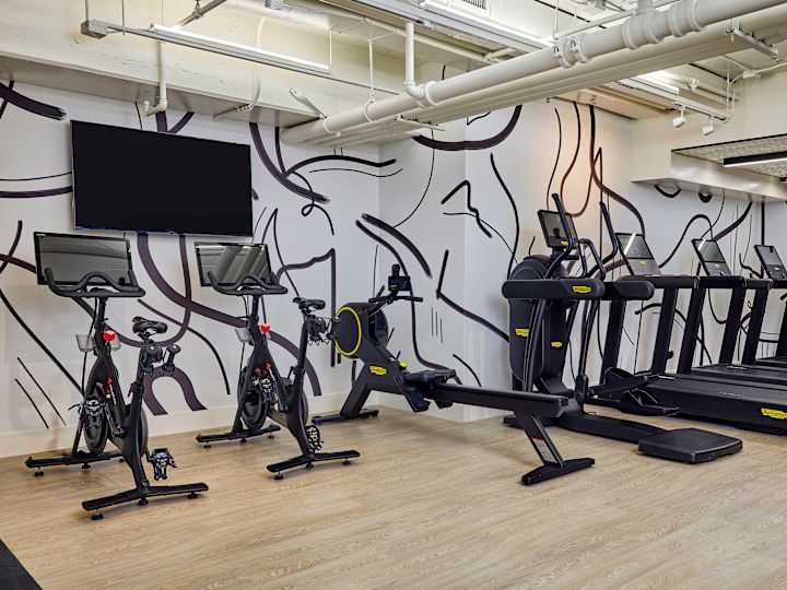 트레드밀, 운동용 자전거 및 TV가 있는 피트니스 센터