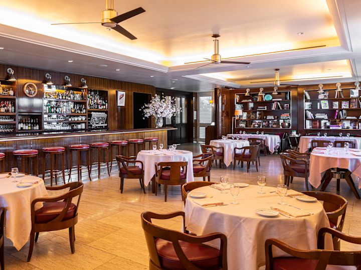 ร้านอาหารพร้อมโต๊ะและเก้าอี้