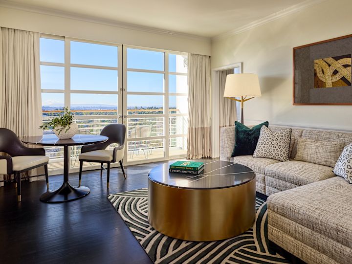 Wohnzimmer der Suite mit großen Fenstern