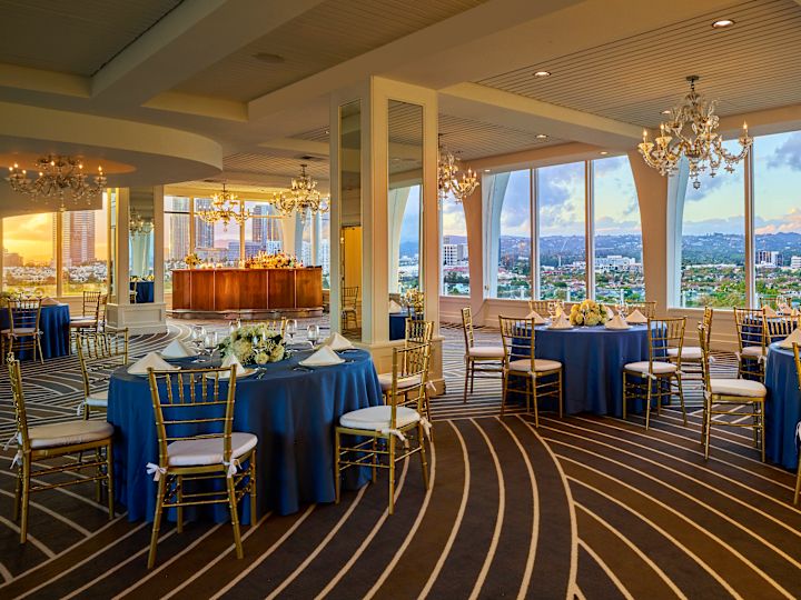 Ballsaal "Starlight" mit runden Tischen für eine Veranstaltung