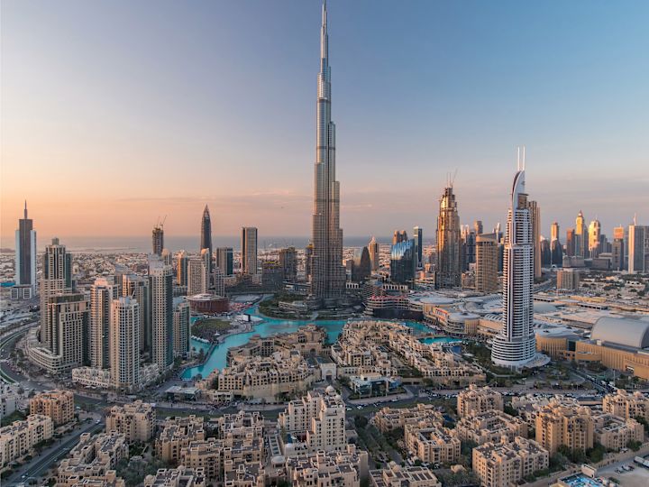 Buitenkant hotel vanaf uitzicht op de metro